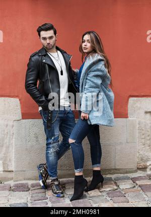 Coppia felice ed elegante che si gode un appuntamento sulla strada di una città europea Foto Stock
