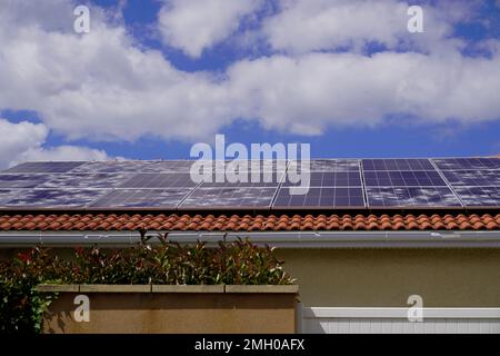 pannello solare sul tetto della casa danneggiato e rotto da grandine tempesta dopo primavera estate temporale violento Foto Stock