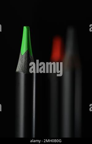 Matite colorate per disegnare su sfondo nero Foto Stock