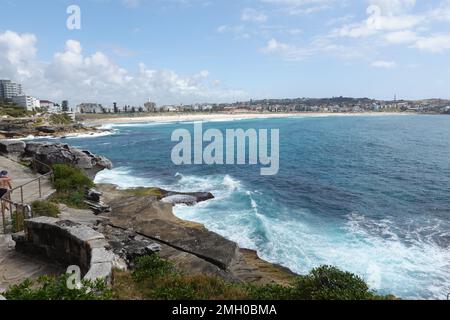 Splendide viste costiere che si affacciano sulla spiaggia di Bondi dalla passeggiata costiera di Bondi a Bronte, Sydney, NSW, Australia Foto Stock