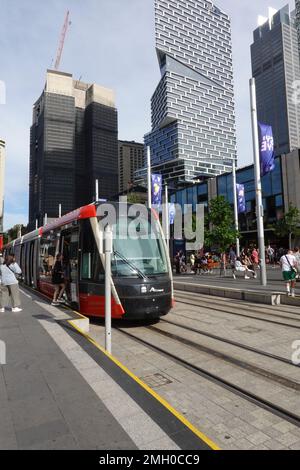 Tram Light Rail che porta alla stazione di Circular Quay, Sydney, Australia Foto Stock