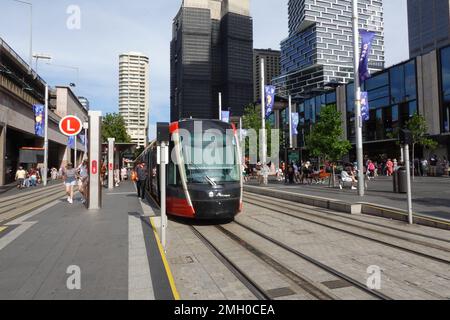 Tram Light Rail che porta alla stazione di Circular Quay, Sydney, Australia Foto Stock