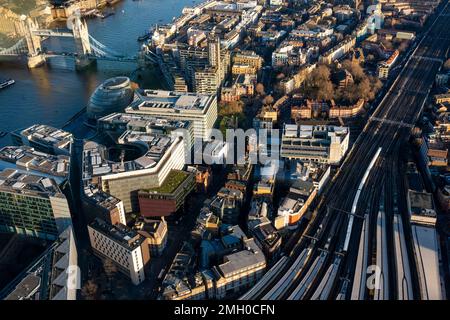 Una veduta aerea della stazione di London Bridge, più sviluppo di Londra e Tower Bridge, Londra, Regno Unito. Foto Stock