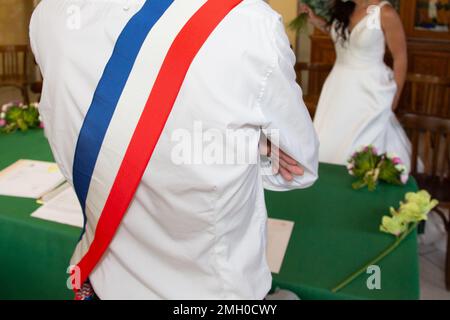 Sindaco francese con sciarpa bandiera francese tricolore durante la celebrazione sposa sposo diserbante Foto Stock