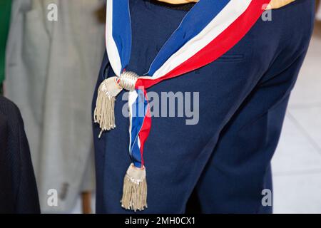 Sindaco francese con bandiera sciarpa tricolore durante la celebrazione in Francia Foto Stock