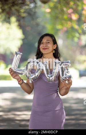 Donna messicana con pallone d'amore, giorno di San Valentino, giorno della donna, Foto Stock