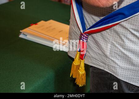 Bandiera ufficiale del sindaco tricolore durante la celebrazione in Francia Foto Stock