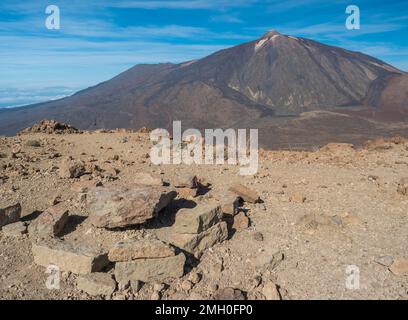 Vista ravvicinata sul vulcano colorato Pico del teide, la montagna spagnola più alta di Tenerife, isola delle Canarie, dal monte Alto de Guajara con cielo blu Foto Stock