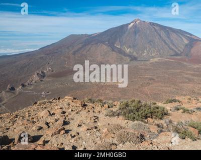 Vista ravvicinata sul vulcano colorato Pico del teide, la montagna spagnola più alta di Tenerife, isola delle Canarie, dal monte Alto de Guajara con cielo blu Foto Stock