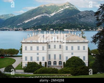 Vicolo con cespugli tondi nel parco di villa Melzi, Bellagio, Italia Foto Stock