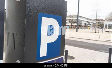 cartello di parcheggio blu bianco p auto parcheggiata in strada cittadina Foto Stock