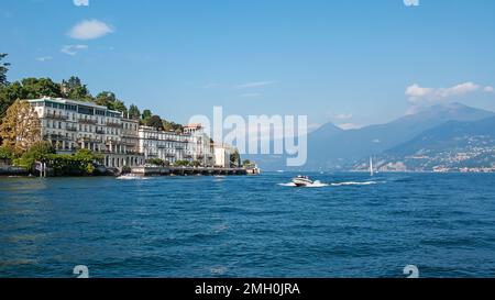 vista panoramica sul lago di como e sulle montagne in una giornata di sole Foto Stock