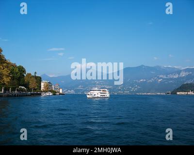 vista panoramica sul lago di como e sulle montagne in una giornata di sole Foto Stock