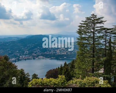 Vista sul lago di Como e sulla città di Como dal villaggio di Brunate, Lombardia, Italia Foto Stock