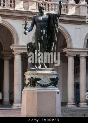 Scultura di Napoleone a immagine di Marte nel cortile di Brera Pinacoteca, Pinacoteca di Brera, Milano, Lombardia, Italia Foto Stock