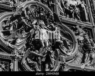 Frammento della porta in bronzo della Cattedrale della Natività della Vergine Maria primo piano, foto in bianco e nero, Duomo di Milano, Milano, Lombardia, Ita Foto Stock