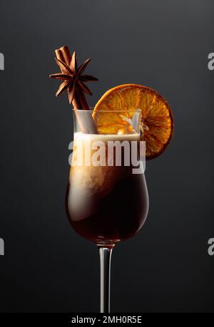 Cocktail russo bianco guarnito con cannella, anice e fetta di arancia secca. Foto Stock