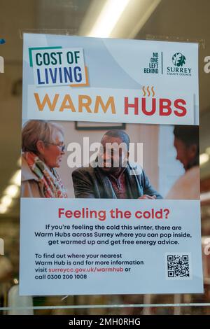 Egham, Surrey, Regno Unito. 26th gennaio 2023. Un avviso costo di Living Warm Hub in una finestra di farmacia. Le biblioteche e altre organizzazioni stanno fornendo i centri caldi in cui la gente può andare questo inverno. Tragicamente ci sono stati rapporti di alcune persone anziane che muoiono come sono diventate ammalate vivendo in condizioni fredde come non possono permettersi di pagare per riscaldare le loro case . Credit: Maureen McLean/Alamy Live News Foto Stock