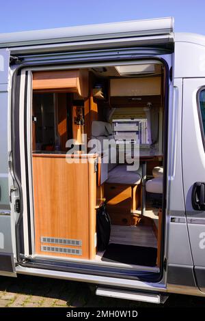 vista interna di un veicolo con porta laterale aperta del moderno camper Foto Stock