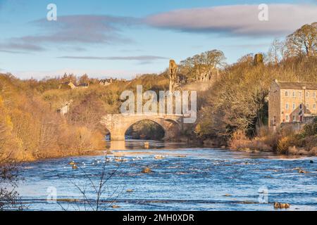 Il County Bridge e le rovine del castello in una frizzante mattinata di dicembre al Barnard Castle, Teesdale Foto Stock