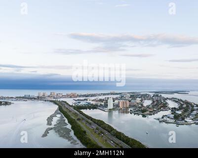 Vista aerea degli hotel di Clearwater Beach e del Clearwater Memorial Causeway, Pinellas County, Florida, Stati Uniti. Foto Stock