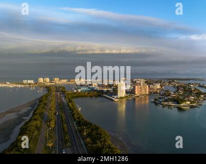 Vista aerea degli hotel di Clearwater Beach e del Clearwater Memorial Causeway, Pinellas County, Florida, Stati Uniti. Foto Stock