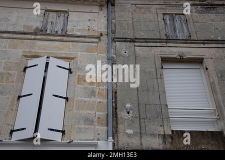 prima e dopo il lifting pietre confronto di pulizia facciata edificio pulito differenza lavaggio pulizia Foto Stock