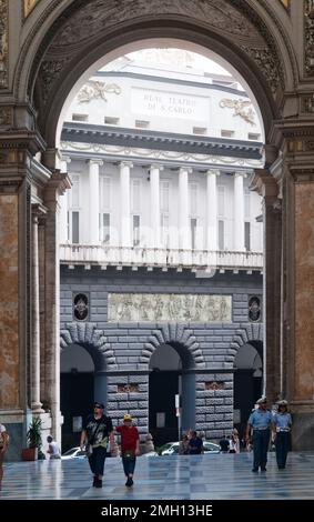 Veduta del Teatro dell'Opera di Napoli, del Real Teatro di San Carlo Napoli, Italia attraverso un arco Foto Stock