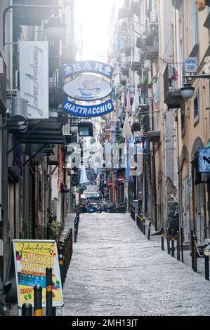 Una scena di strada a Napoli, Italia Foto Stock