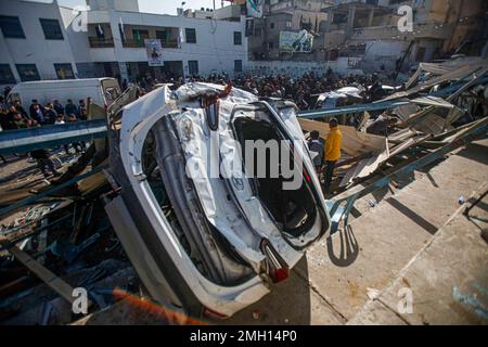 Jenin, Medio Oriente. 26th Jan, 2023. I palestinesi ispezionano i resti di strutture e veicoli distrutti, danneggiati da un bulldozer militare israeliano durante lo storming della città di Jenin nella Cisgiordania occupata. Le grandi forze dell'esercito israeliano hanno colpito la città di Jenin e hanno ucciso dieci palestinesi, tra cui una donna, e ferito più di venti altri con proiettili vivi durante gli scontri tra loro e le forze che li hanno confrontati. L'esercito ha detto che l'incursione era su un appartamento della cella nel campo profughi di Jenin, che ha avuto inizio dopo 'accurate informazioni di intelligence' fornite da t Foto Stock