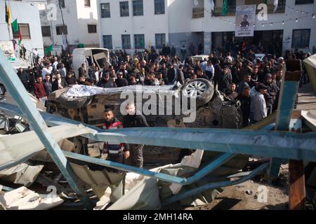 Jenin, Medio Oriente. 26th Jan, 2023. I palestinesi ispezionano i resti di strutture e veicoli distrutti, danneggiati da un bulldozer militare israeliano durante lo storming della città di Jenin nella Cisgiordania occupata. Le grandi forze dell'esercito israeliano hanno colpito la città di Jenin e hanno ucciso dieci palestinesi, tra cui una donna, e ferito più di venti altri con proiettili vivi durante gli scontri tra loro e le forze che li hanno confrontati. L'esercito ha detto che l'incursione era su un appartamento della cella nel campo profughi di Jenin, che ha avuto inizio dopo 'accurate informazioni di intelligence' fornite da t Foto Stock