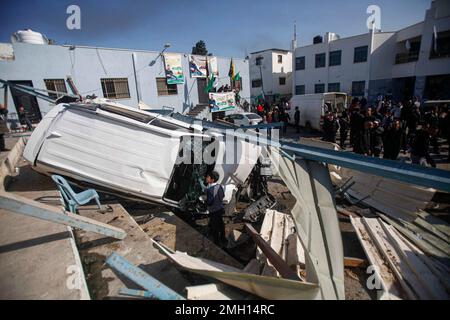 Jenin, Medio Oriente. 26th Jan, 2023. Un bambino palestinese visto tra le macerie, ispezionando i resti di strutture e veicoli distrutti dopo che sono stati distrutti da un bulldozer militare israeliano durante lo storming della città di Jenin nella Cisgiordania occupata. Le grandi forze dell'esercito israeliano hanno colpito la città di Jenin e hanno ucciso dieci palestinesi, tra cui una donna, e ferito più di venti altri con proiettili vivi durante gli scontri tra loro e le forze che li hanno confrontati. L'esercito ha detto che l'incursione era su un appartamento della cella nel campo profughi di Jenin, che ha cominciato dopo Foto Stock