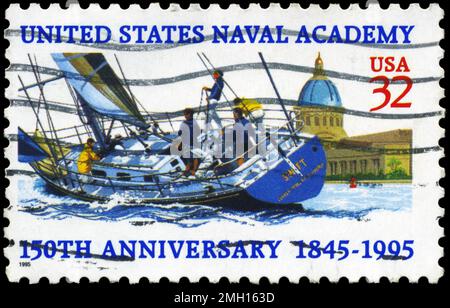 USA - CIRCA 1995: Un timbro stampato negli USA mostra la vela e US Naval Academy, 150th ° anniversario, circa 1995 Foto Stock