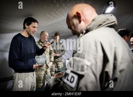 CONSTANTA - Wopke Hoekstra, Ministro degli Affari Esteri durante la sua visita all'Aeroporto Internazionale Mihail Kogalniceanu. Il ministro visita le truppe olandesi e francesi. ANP KOEN VAN WEEL netherlands OUT - belgium OUT Credit: ANP/Alamy Live News Foto Stock