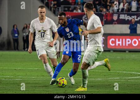 Centrocampista degli Stati Uniti d'America Kellyn Acosta (23) durante una partita internazionale amichevole contro la Serbia, mercoledì 25 gennaio 2023, a BMO Stad Foto Stock