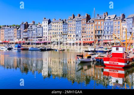 Honfleur, Francia. Lungomare con splendidi edifici antichi. Famosa città francese in Normandia. Foto Stock