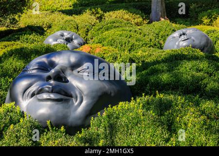 Normandia, Francia. L'installazione di Raindrops dalla collezione di arte moderna nel Giardino delle emozioni dei Giardini Etretat. Foto Stock