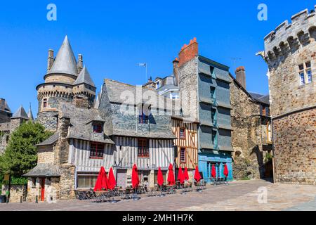 Bella vista della città medievale di Vitre con il famoso Chateau de Vitre a Place Saint-Yves. Bretagna, Francia. Foto Stock