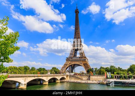 Parigi, la Torre Eiffel e la Senna, Francia. Foto Stock