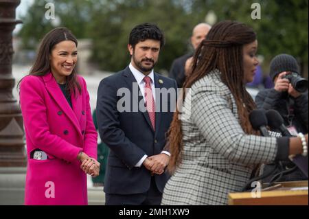 STATI UNITI Il rappresentante Alexandria Ocasio-Cortez, D-NY., e gli Stati Uniti Il rappresentante Greg Casar, D-TX., viene considerato come statunitense Il rappresentante Cori Bush, D-MO., interviene durante una conferenza stampa che invita il presidente Joe Biden a invertire l'espansione del titolo 42 al di fuori del Campidoglio degli Stati Uniti a Washington, DC, giovedì 26 gennaio 2023. (Foto di Craig Hudson/Sipa USA) Credit: Sipa USA/Alamy Live News Foto Stock