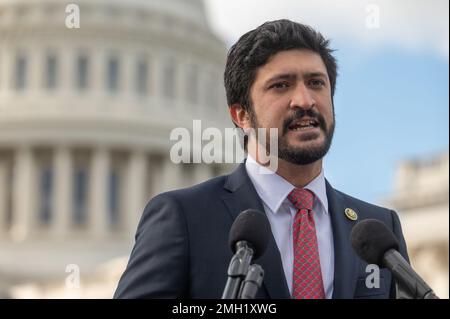 STATI UNITI Il rappresentante Greg Casar, D-TX., interviene durante una conferenza stampa che invita il presidente Joe Biden a invertire l'espansione del titolo 42 al di fuori del Campidoglio degli Stati Uniti a Washington, DC, giovedì 26 gennaio 2023. (Foto di Craig Hudson/Sipa USA) Credit: Sipa USA/Alamy Live News Foto Stock