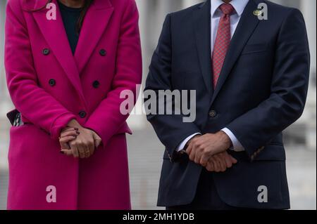 STATI UNITI Il rappresentante Alexandria Ocasio-Cortez, D-NY., e gli Stati Uniti Il rappresentante Greg Casar, D-TX., viene visto durante una conferenza stampa che invita il presidente Joe Biden a invertire l'espansione del titolo 42 al di fuori del Campidoglio degli Stati Uniti a Washington, DC, giovedì 26 gennaio 2023. (Foto di Craig Hudson/Sipa USA) Credit: Sipa USA/Alamy Live News Foto Stock