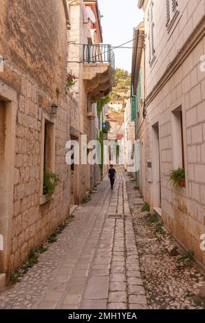 VIS, CROAZIA, EUROPA - strada stretta nella città di Vis, sull'isola di Vis. Foto Stock