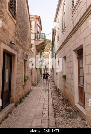 VIS, CROAZIA, EUROPA - strada stretta nella città di Vis, sull'isola di Vis. Foto Stock