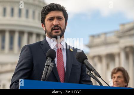 STATI UNITI Il rappresentante Greg Casar, D-TX., interviene durante una conferenza stampa che invita il presidente Joe Biden a invertire l'espansione del titolo 42 al di fuori del Campidoglio degli Stati Uniti a Washington, DC, giovedì 26 gennaio 2023. (Foto di Craig Hudson/Sipa USA) Credit: Sipa USA/Alamy Live News Foto Stock