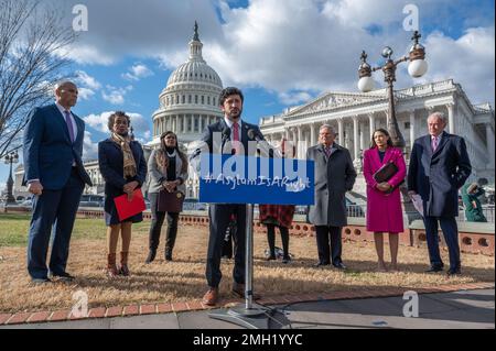 STATI UNITI Il rappresentante Greg Casar, D-TX., interviene durante una conferenza stampa che invita il presidente Joe Biden a invertire l'espansione del titolo 42 al di fuori del Campidoglio degli Stati Uniti a Washington, DC, giovedì 26 gennaio 2023. (Foto di Craig Hudson/Sipa USA) Credit: Sipa USA/Alamy Live News Foto Stock