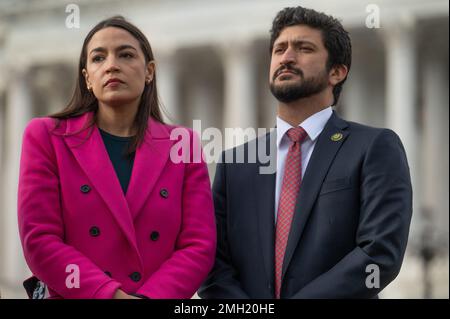 STATI UNITI Il rappresentante Alexandria Ocasio-Cortez, D-NY., e gli Stati Uniti Il rappresentante Greg Casar, D-TX., viene visto durante una conferenza stampa che invita il presidente Joe Biden a invertire l'espansione del titolo 42 al di fuori del Campidoglio degli Stati Uniti a Washington, DC, giovedì 26 gennaio 2023. (Foto di Craig Hudson/Sipa USA) Credit: Sipa USA/Alamy Live News Foto Stock