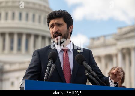 STATI UNITI Il rappresentante Greg Casar, D-TX., interviene durante una conferenza stampa che invita il presidente Joe Biden a invertire l'espansione del titolo 42 al di fuori del Campidoglio degli Stati Uniti a Washington, DC, giovedì 26 gennaio 2023. (Foto di Craig Hudson/Sipa USA) Credit: Sipa USA/Alamy Live News Foto Stock