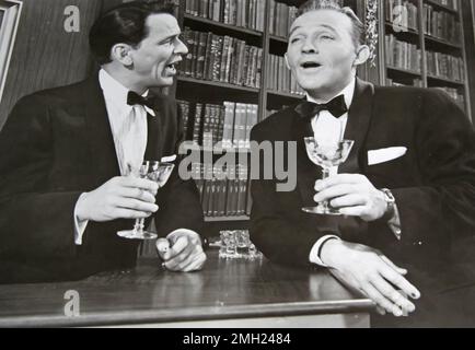 Viersen, Germania - Gennaio 1. 2023: Primo piano della fotografia della scena cinematografica dell'alta società isolata con Frank Sinatra e Bing Crosby che cantano insieme Foto Stock