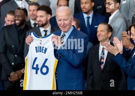 Il presidente Joe Biden dà il benvenuto ai Golden state Warriors nella sala orientale della Casa Bianca per celebrare il loro campionato NBA 2022, martedì 17 gennaio 2023, e tiene una maglia commemorativa della squadra. (Foto ufficiale della Casa Bianca di Adam Schultz) Foto Stock